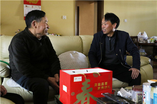 公司領(lǐng)導(dǎo)春節(jié)前走訪慰問(wèn)離退休干部及干部遺屬