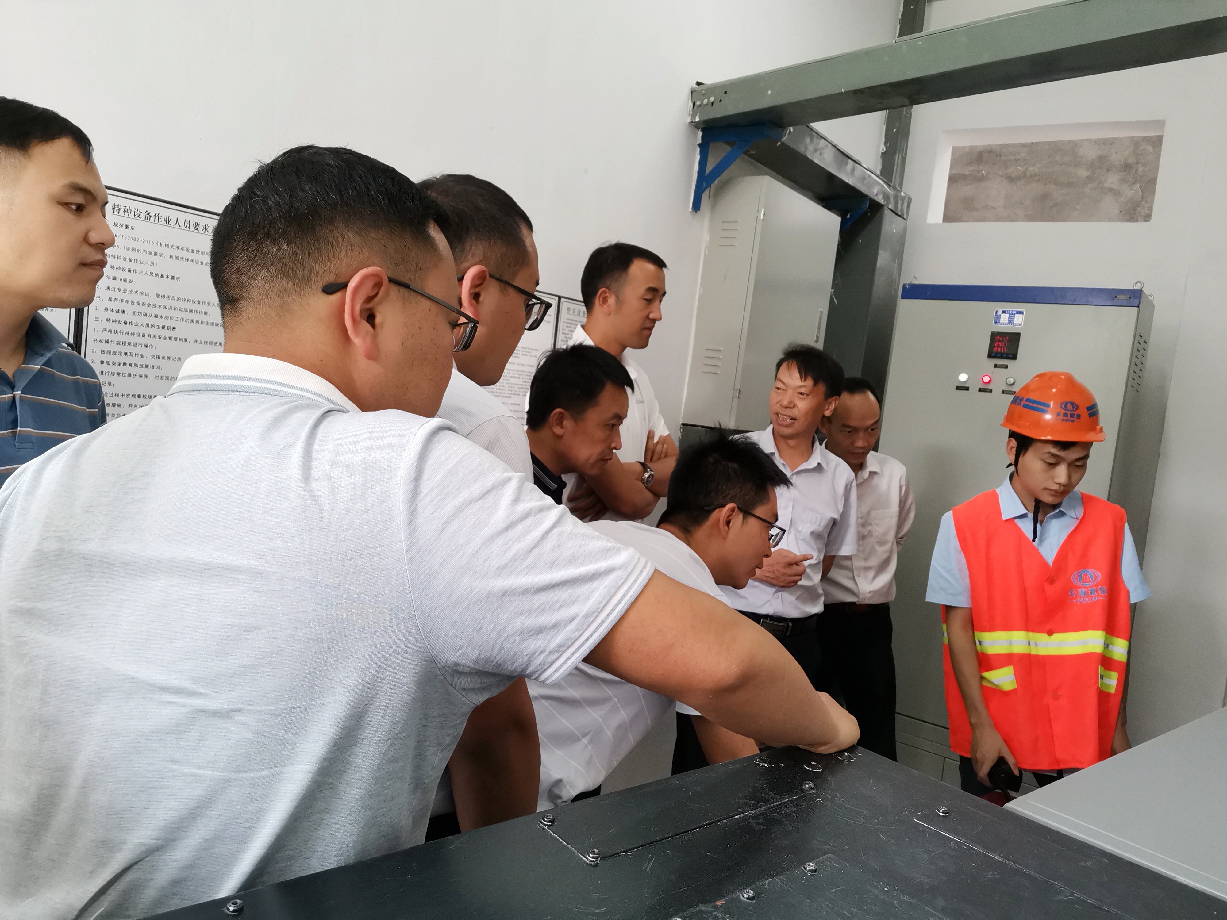 【我為群眾辦實事】陳定華一行調(diào)研檢查鳳慶縣城市多功能停車場建設(shè)項目