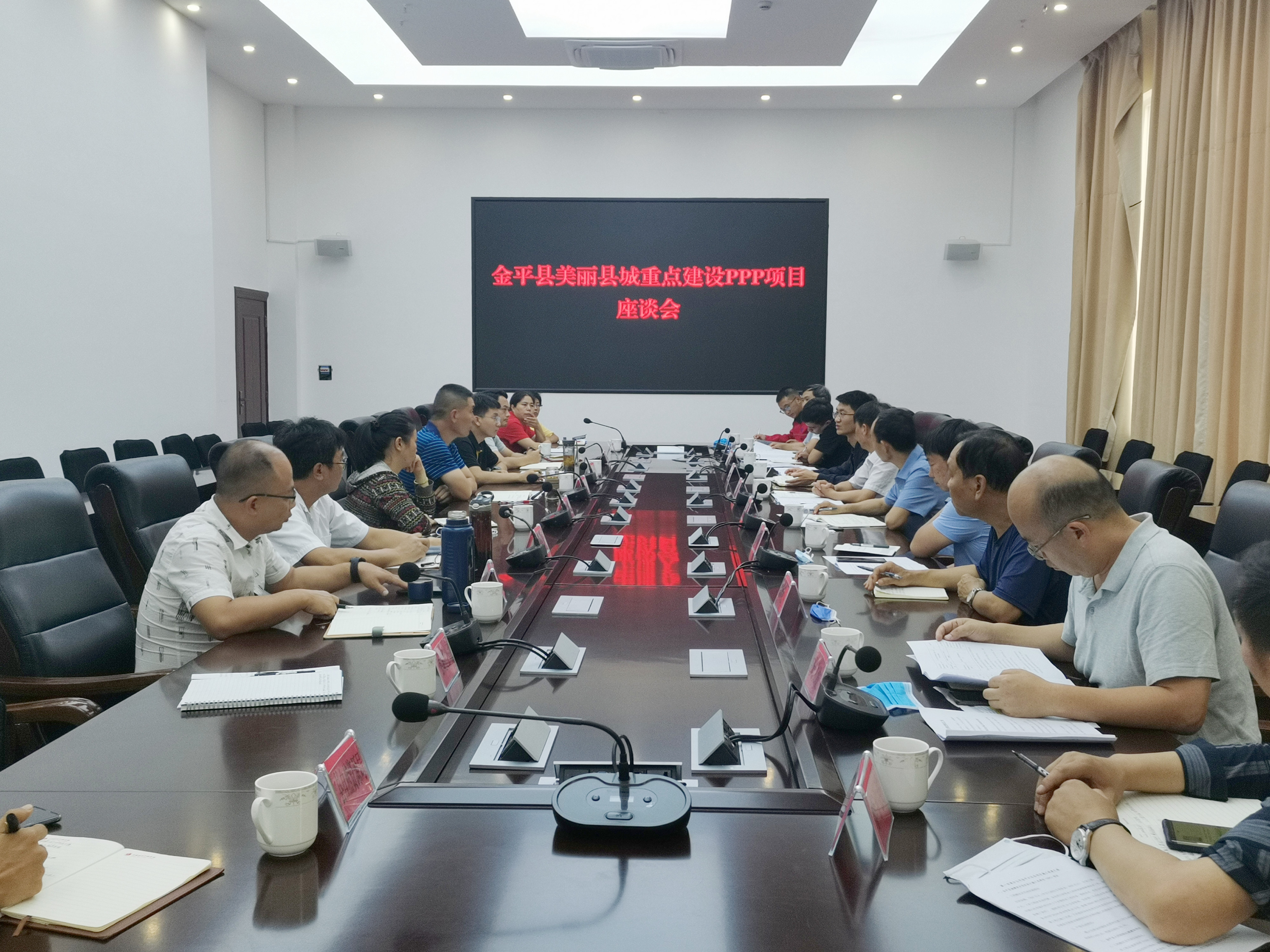 【我為群眾辦實(shí)事】陳定華赴金平縣就金平縣在建項(xiàng)目開(kāi)展座談會(huì)