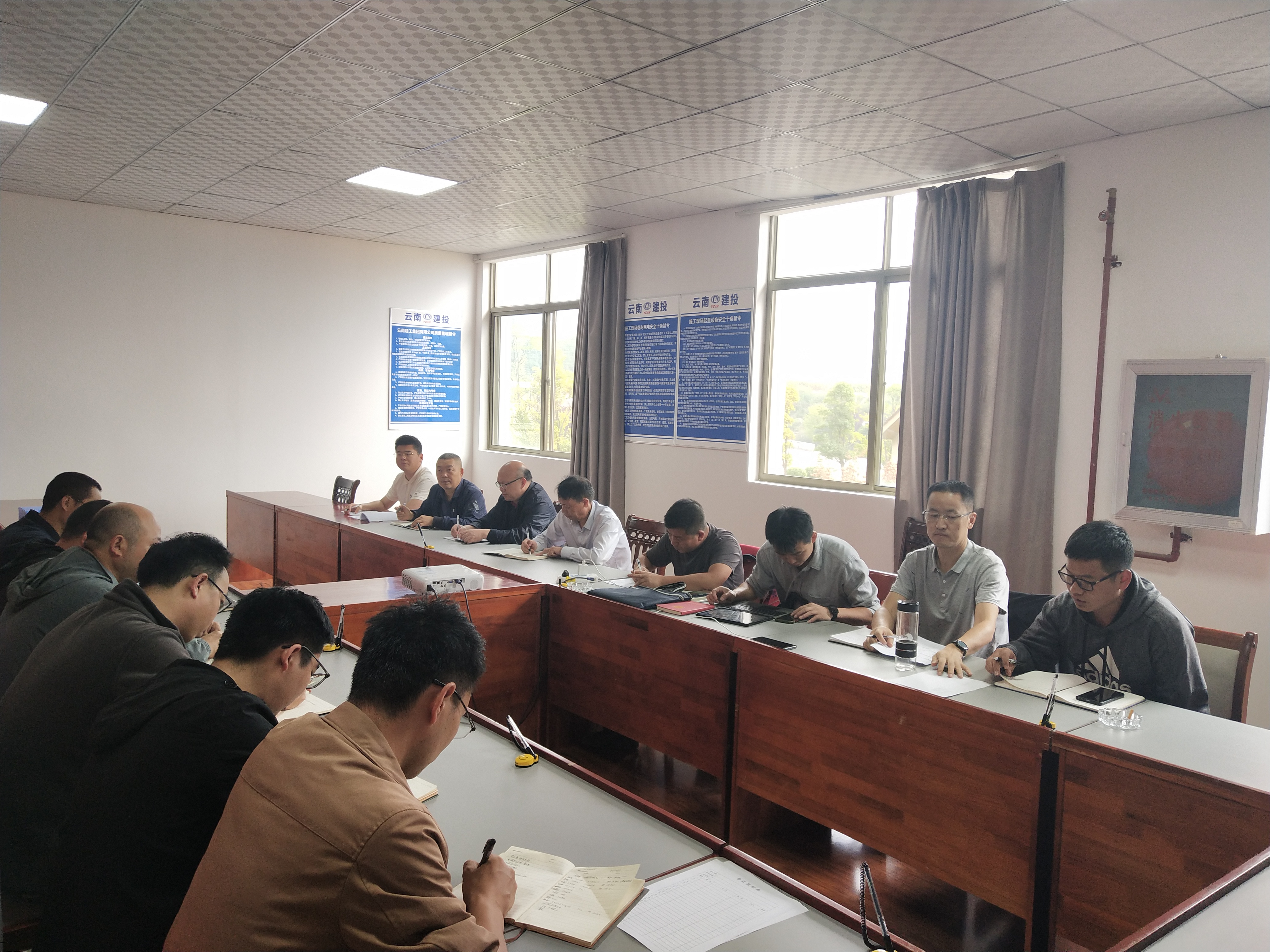 【貫徹一線工作法】陳定華到第四直管部富源縣滬昆高鐵富源北站站前廣場(chǎng)項(xiàng)目開展“國(guó)慶”節(jié)假日期間領(lǐng)導(dǎo)帶班綜合檢查