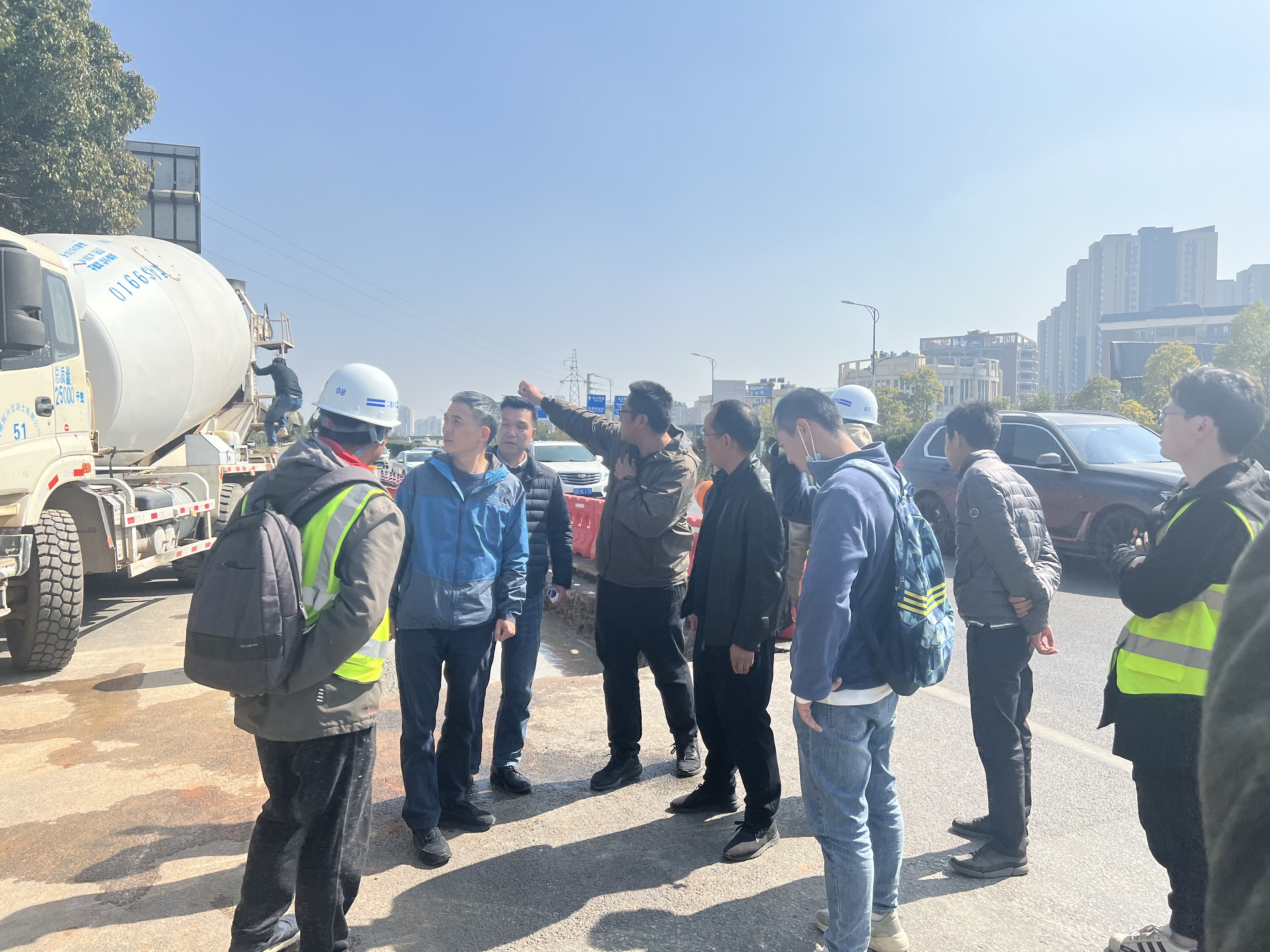 【調(diào)研檢查】昆明市住房和城鄉(xiāng)建設(shè)局局長(zhǎng)陳紹波調(diào)研盤(pán)龍區(qū)東三環(huán)病害、隱患綜合整治工程