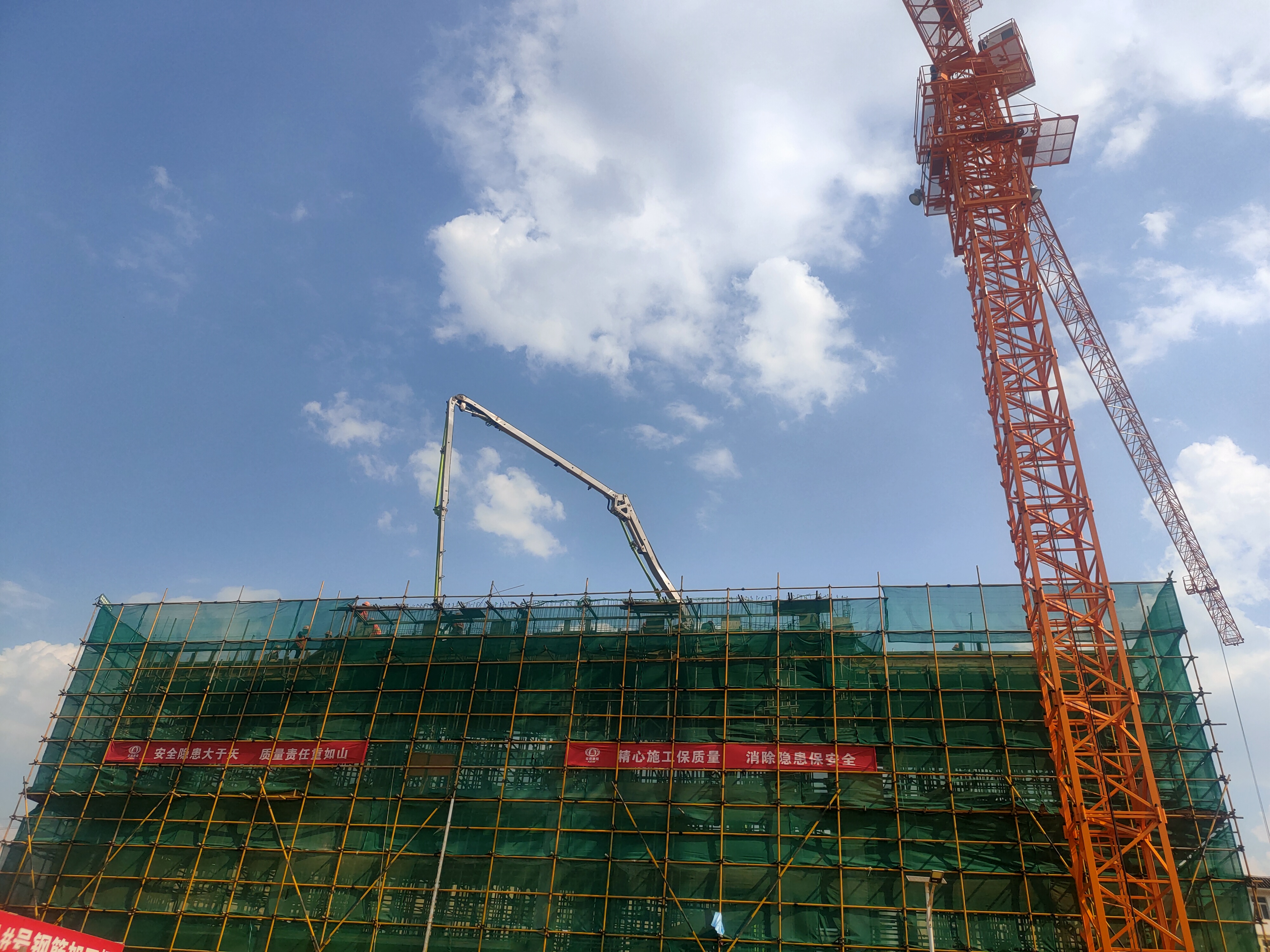 【項目動態(tài)】鎮(zhèn)康縣保障性租賃住房建設項目順利完成商業(yè)區(qū)首棟樓封頂任務